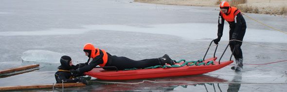 Ćwiczenia ratownicze na lodzie